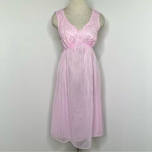 🔹 Vintage Vanity Fair Nightgown